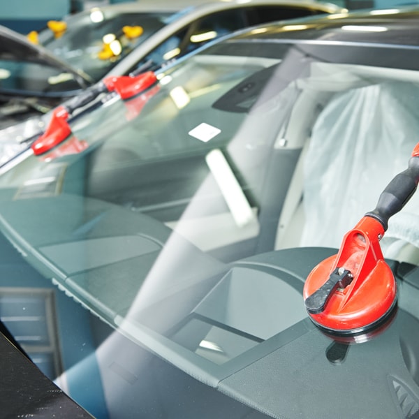 What auto glass company to call when windshield is damaged 